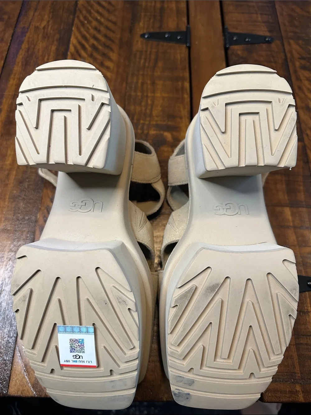 UGG New Heights Platform T-Strap Sandals Suede Beige NWOB 7.5